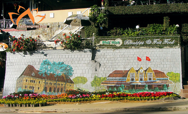 Ngắm những bức tranh trên đá tại "con đường hội họa" giữa trung tâm Đà Lạt - Ảnh 2. Ngắm những bức tranh trên đá tại "con đường hội họa" giữa trung tâm Đà Lạt - Ảnh 2.